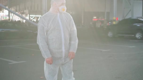 COVID-19 médico coronavirus de pie hospital estacionamiento vestido traje de protección sobretodo blanco hazmat. — Vídeo de stock