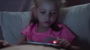 Akıllı Telefon Kullanan Şirin Küçük Kız Portresi. Genç Kadın İnternete Bakıyor, Sosyal Medya İzleme Videosunu Denetliyor