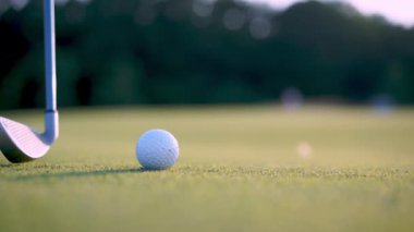 Golf sopası golf topuna ağır çekimde vuruyor. Amatör çalışmada başarısız oluyor.