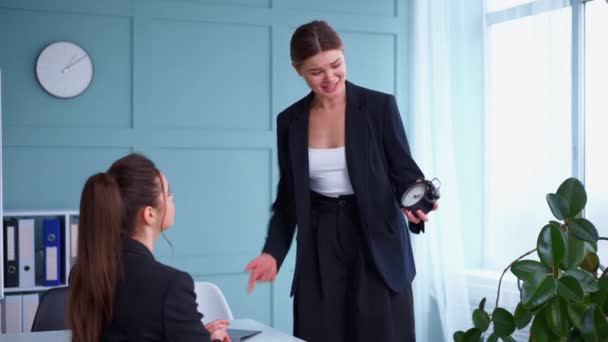 Chefe gritando com empregado frustrado, bullying e abuso emocional no trabalho. Ambiente de trabalho tóxico. Irritado feminino irado chefe gritando e gritando com sua secretária empregado — Vídeo de Stock