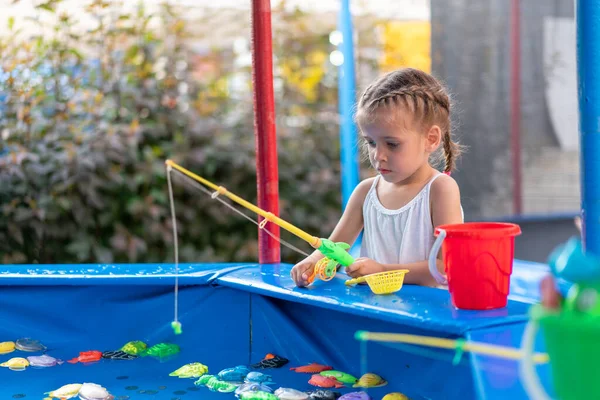 Child Fisher Fangen Plastik Spielzeug Fische Pool Freizeitpark Sommertag Kleine — Stockfoto