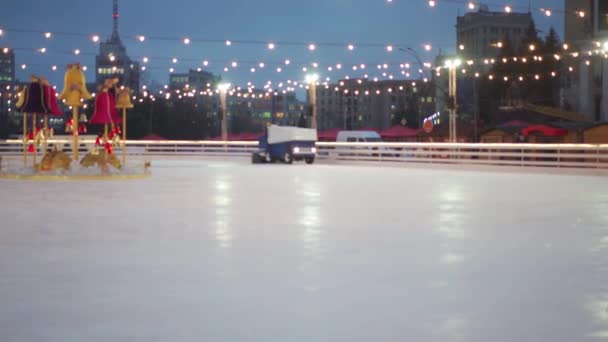 2021年12月，哈尔科夫市中心广场冰上溜冰场的冰再造化机在市中心准备冰. — 图库视频影像