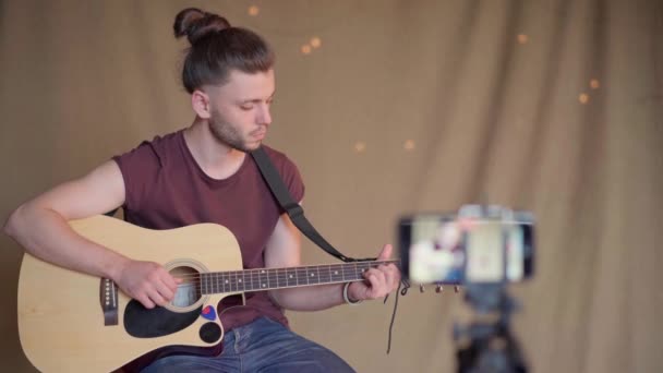 Człowiek nagrywający lekcje gitary dla studentów. Kursy gry na gitarze online. Koncepcja kształcenia na odległość — Wideo stockowe