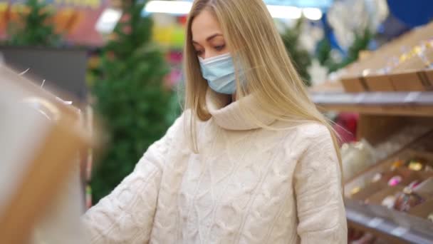 Compras de Navidad. Mujer caminando viendo adornos de Navidad en el tradicional mercado de invierno de vacaciones. — Vídeos de Stock