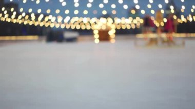 Bulanık Buz Yüzey Makinesi Central Square Kharkov 'daki buz pateni pistinde buz hazırlayın Noel tatili akşamı şehir merkezinde. 