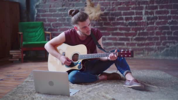 Caucasiano jovem adulto aprendendo guitarra aula de música online com professor distante computador dispositivo móvel — Vídeo de Stock