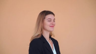 Yüz bakımı, üzüntü duyguları. Üzgün, sarışın bir kadın yüzüne tokat atıyor. Pişmanlığını dile getiriyor. Sorunlar için kendini suçluyor.