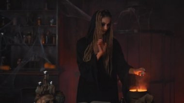 Cadılar Bayramı, cadı sihirli kitap ve kazan kullanın Zehir ya da aşk iksiri hazırlayın