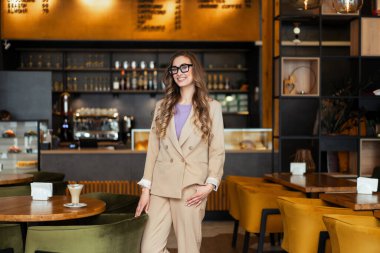 Ticari Kadın Restoran Sahibi Şık Giyimli Pantalon Giyiniyor Restoranda Bar Tezgahı Kafkasyalı Kadın Gözlükleri Dükkanı