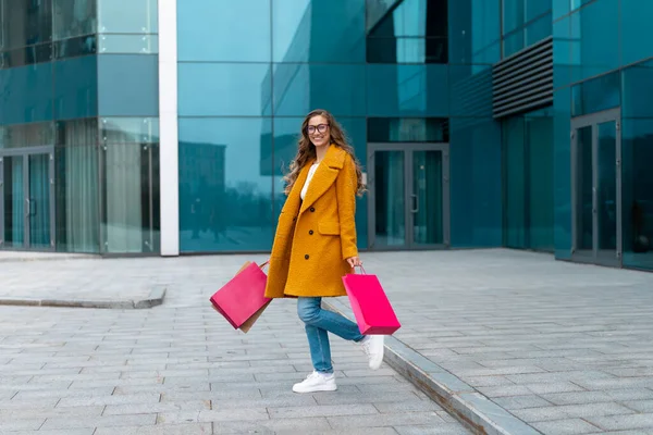 Affari Donna Con Shopping Borse Vestito Giallo Cappotto Camminare All — Foto Stock