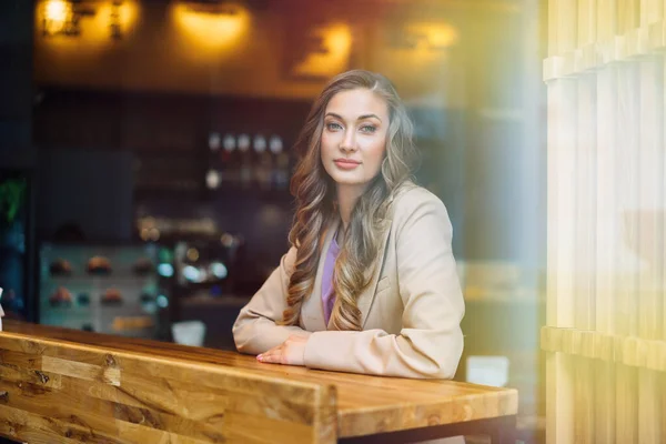Kadını Pencere Arkasında Oturan Kafe Ortağı Kafkasyalı Kadın Dinlenme Kafeteryası — Stok fotoğraf