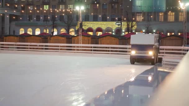 Ukraine, Charkow Dezember 2021 Eismaschine Vorbereitung Eis auf der Eisbahn auf dem zentralen Platz Charkow Stadt Weihnachten Feiertag Abend Innenstadt. — Stockvideo