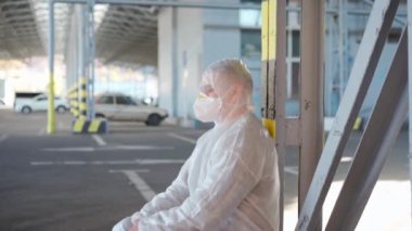 Beyaz önlüklü, umutsuz bir sağlık çalışanı. Yorgun beyaz doktor Coronavirus salgını sırasında kafasını depresyona sokuyor.