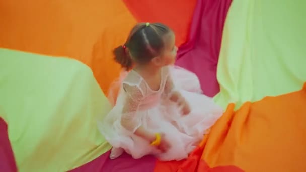 Kis kaukázusi lány, aki a vidámparkban játszik. Kaukázusi lány gyerek szórakozás szórakoztató központ — Stock videók