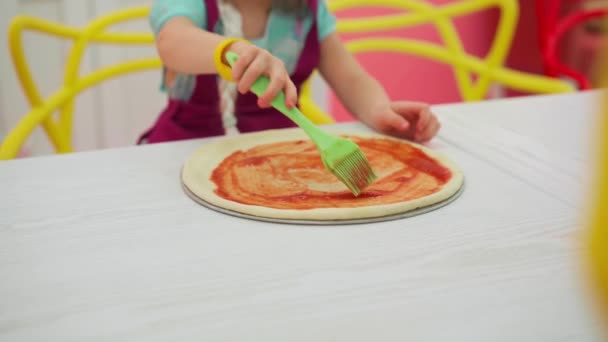 Workshop for little children how yo make pizza — Stok Video