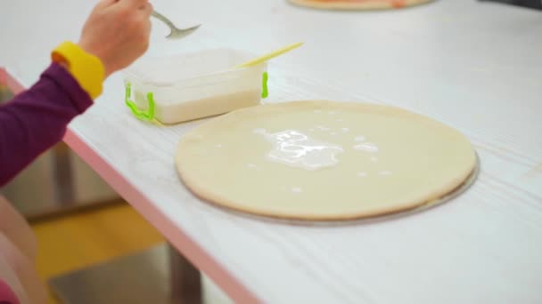 Workshop for little children how yo make pizza — Stok Video