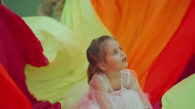 Küçük beyaz kız kapalı mekan eğlence merkezinde oynuyor. Kafkas kadın çocuk eğlence merkezinde eğlen.