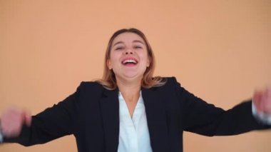 Sarı saçlı kadın çok mutlu, yüksek sesle bağırıyor. Dikkat çekmeye çalışan bir kadın. Satış kavramı, karlı bir teklif..
