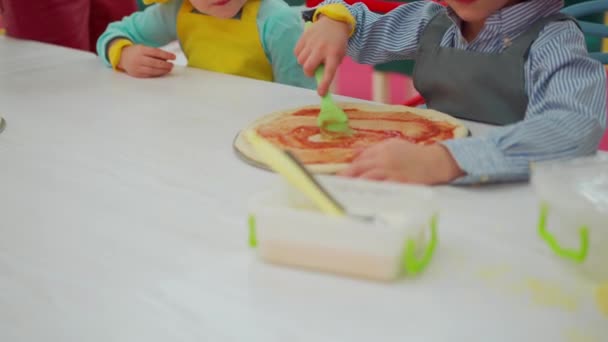 Workshop voor kleine kinderen hoe je pizza maakt — Stockvideo