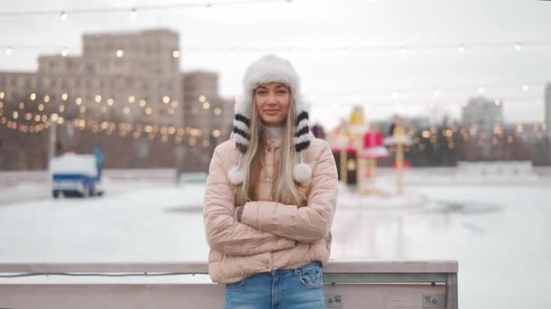 Vintertid. Jul semester, Ung vuxen kvinna njuter snöig vinter utanför. Porträtt av kaukasiska vacker kvinna i rolig päls hatt. Ha kul, dra hatt på ögonen, skratta. — Stockvideo