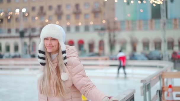 Wintertijd. Kerstvakantie, vrouw schaatsen schaatsen op open stad ijsbaan op het centrale plein. Winterseizoen. Gelukkige glimlachende mensen. blank volwassen vrouw amateur schaatser — Stockvideo