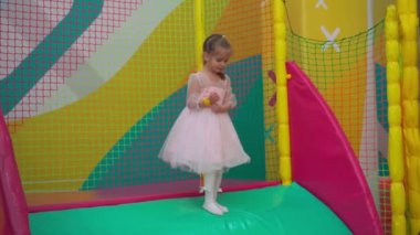 Küçük beyaz kız kapalı mekan eğlence merkezinde oynuyor. Kafkas kadın çocuk eğlence merkezinde eğlen.