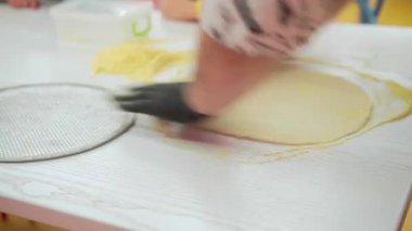 Küçük çocuklar için atölye Pizza nasıl yapılır?