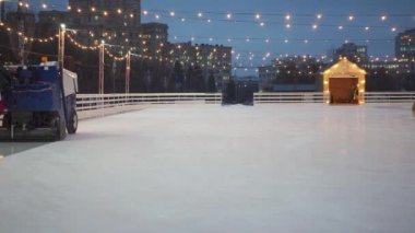 Ukrayna, Kharkov Aralık 2021 Buz Yüzdürme Makinesi Orta Kharkov şehrinde buz pateni pistinde buz hazırlayın Noel akşamı şehir merkezinde. 