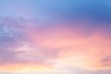 Güzel dramsı bulutlu gökyüzü günbatımı arka planında deniz suyunun altında sarı kırmızı renklerle