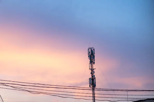 Mobiele Toren Silhouet Tegen Oranje Zonsondergang Communicatietoren Technologie Concept Handheld — Stockfoto