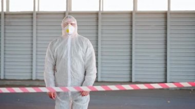 Epidemiyoloji uzmanı, kırmızı beyaz bant Coronavirus pandemik karantina ölçümleri uyaran dur işareti gösteriyor.