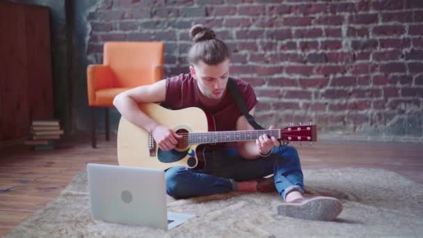 Kaukasische junge Erwachsene lernen Gitarre Online-Musikkurs mit entfernten Lehrer Computer mobiles Gerät — Stockvideo