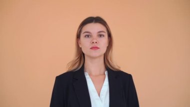Sarı saçlı kadın çok mutlu, yüksek sesle bağırıyor. Dikkat çekmeye çalışan bir kadın. Satış kavramı, karlı bir teklif..