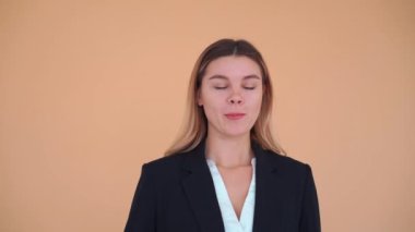 Yüz bakımı, üzüntü duyguları. Üzgün, sarışın bir kadın yüzüne tokat atıyor. Pişmanlığını dile getiriyor. Sorunlar için kendini suçluyor.