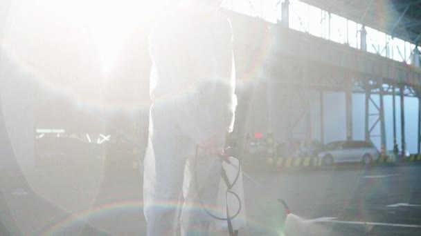 Hombre vestido blanco mono protector rociando superficie antibacteriana desinfectante pulverizador durante la cuarentena — Vídeo de stock
