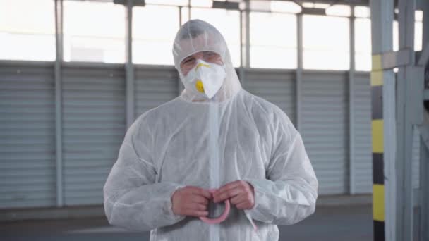Uomo Epidemiologo rilassarsi segnale burocrazia racchiudere area riservata Coronavirus pandemia misure di quarantena — Video Stock