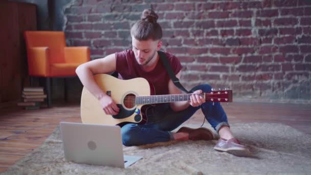 Caucasiano jovem adulto aprendendo guitarra aula de música online com professor distante computador dispositivo móvel — Vídeo de Stock