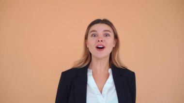 Sarı saçlı kadın çok mutlu, yüksek sesle bağırıyor. Dikkat çekmeye çalışan bir kadın. Satış kavramı, karlı bir teklif..