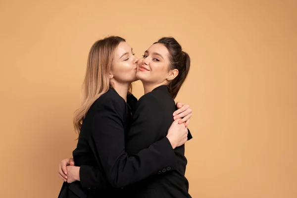 Dos Mujeres Negocios Jóvenes Vestido Traje Negro Abrazar Risa Feliz — Foto de Stock