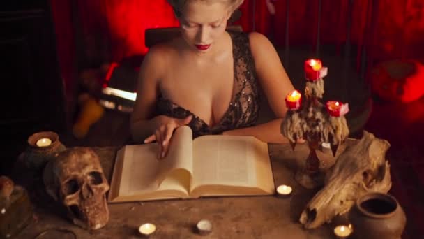 Portrait diseuse de bonne aventure femme qui lit l'avenir sur des livres de sorts magiques. Magie et divination. — Video