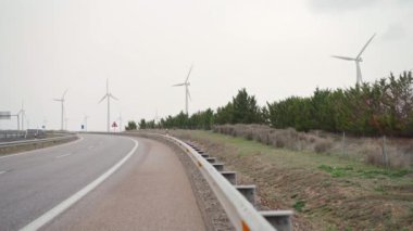 Büyük rüzgâr türbinleri ve tarla mavisi rüzgar parkları.