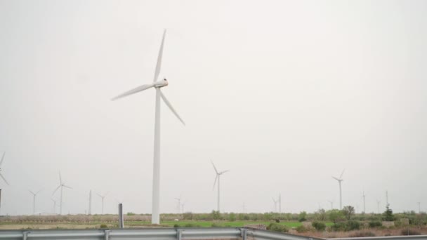 Grote windturbines met bladen in veld blauwe hemel windpark — Stockvideo