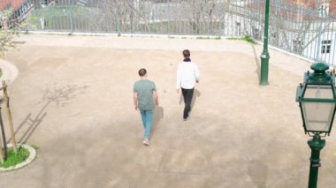 Portekiz, Lizbon Mart 2022 Lizbon 'daki parkta Petanque' ı kaplayan iki adam. Boş oyun Yaz Günü