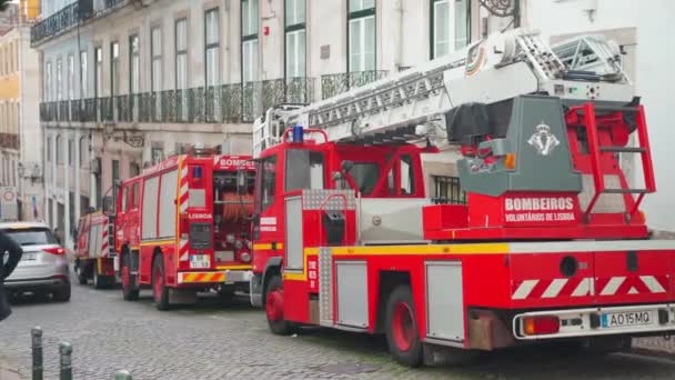 Portugal, Lisboa, Março de 2022 Portugal veículo de bombeiros de pé perto do edifício em Lisboa — Vídeo de Stock