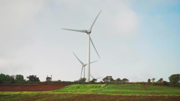 Rüzgar jeneratörü. Akşam gökyüzüne karşı büyük rüzgar türbinleri. Rüzgâr Parkı tarım çiftliği. Alternatif enerji ekolojik doğası. sürdürülebilir enerji — Stok video