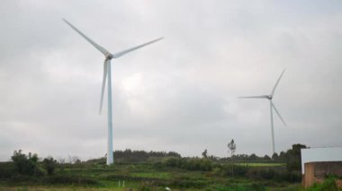 Rüzgar jeneratörü. Akşam gökyüzüne karşı büyük rüzgar türbinleri. Rüzgâr Parkı tarım çiftliği. Alternatif enerji ekolojik doğası. sürdürülebilir enerji