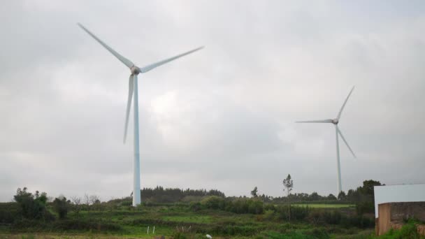 Windenergie generator. Grote windturbines tegen de avondhemel. Windpark landbouwbedrijf. Alternatieve energie eco natuur. duurzame energie — Stockvideo