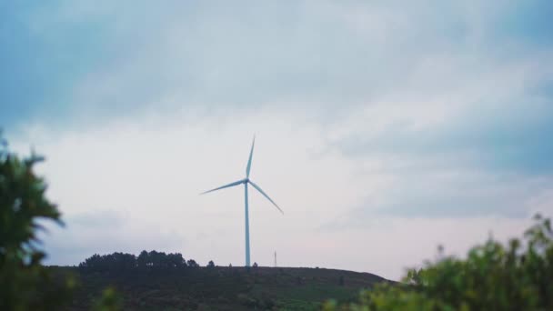 Windenergie generator. Grote windturbines tegen de avondhemel. Windpark landbouwbedrijf. Alternatieve energie eco natuur. duurzame energie — Stockvideo