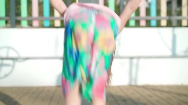 Çocuk sıcak yaz gününde oyun parkında oynuyor. Küçük kız eğleniyor. Mutlu çocukluk. 