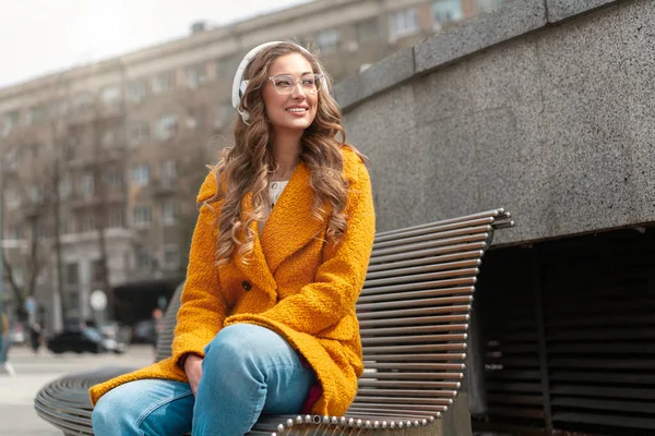 Kadın Gözlüğü Dinle Müzik Kulaklığı Dışarıda Bankta Oturan Açık Hava — Stok fotoğraf